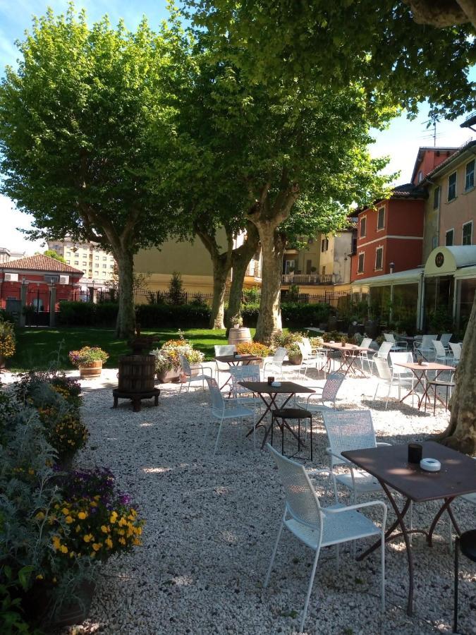 Ristorante Albergo Corona Novi Ligure Bagian luar foto