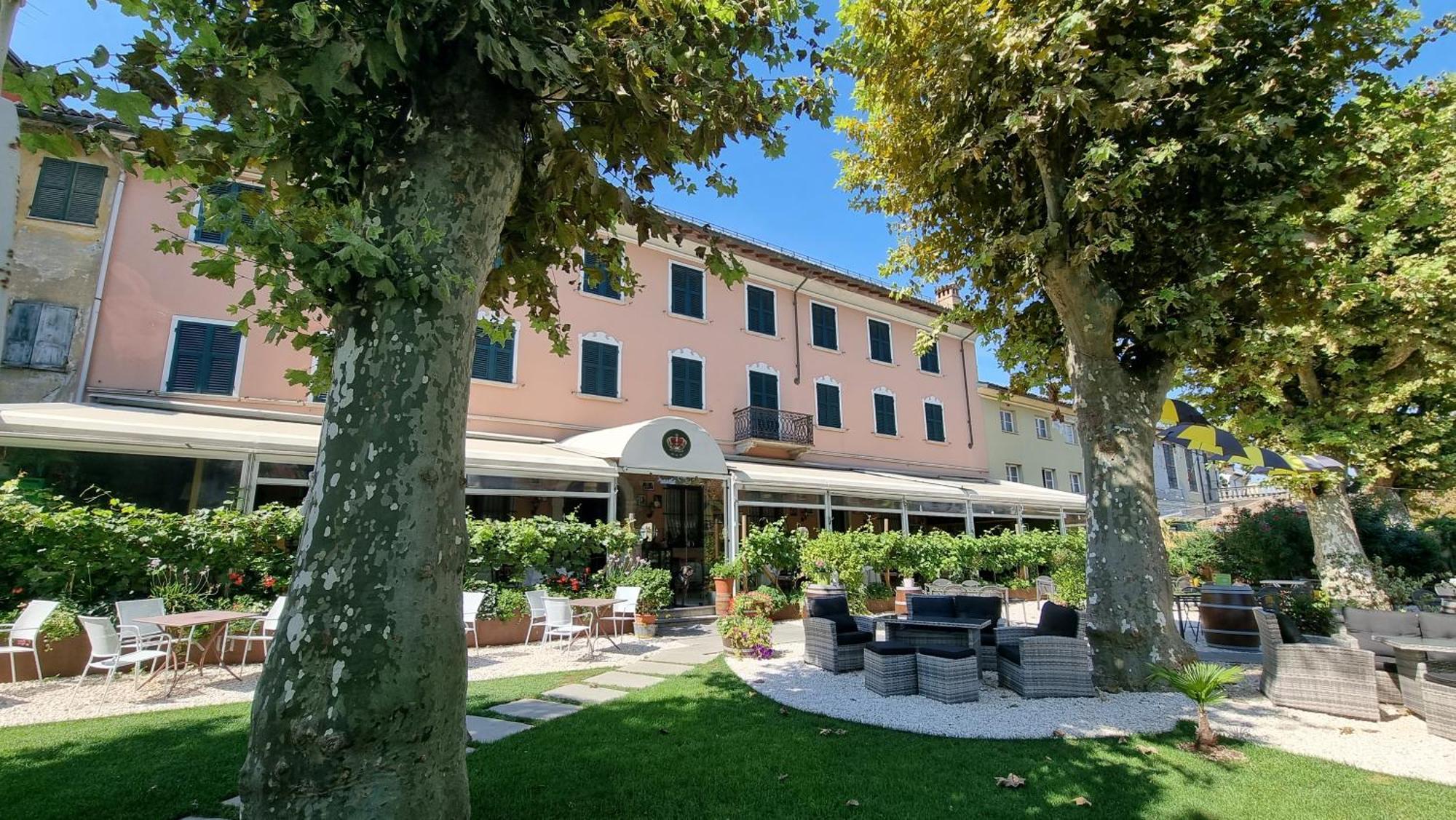 Ristorante Albergo Corona Novi Ligure Bagian luar foto